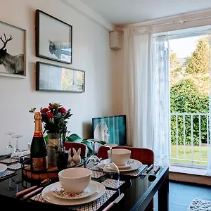 Retreat, Free Private Parking, Sleeps Up To 4 Apartment