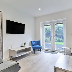  Holiday home 3 Bed Refurbished, Modern House, Wifi, Patio Area United Kingdom