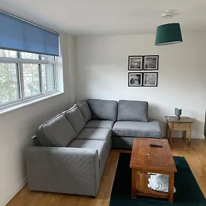 2 Bed Centre Flat Apartment